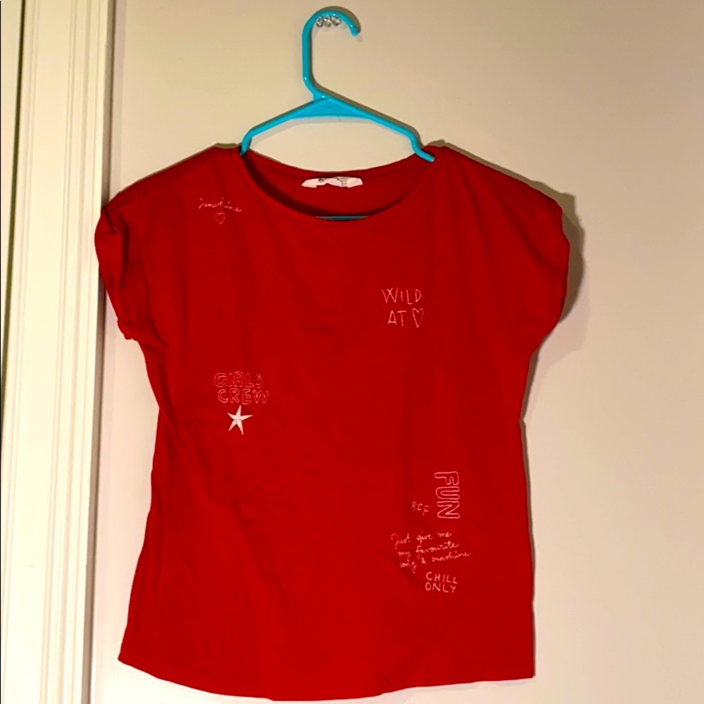 Red H and M tee.